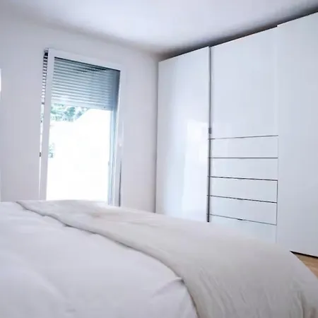 Elegant Luxury - Terrace & Prime Location Apartment