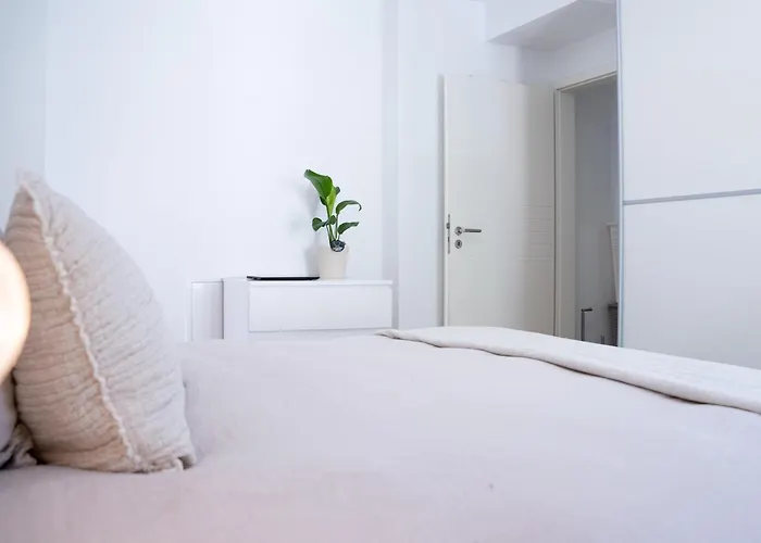 Elegant Luxury - Terrace & Prime Location *